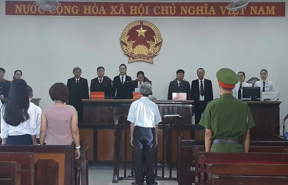 Cu ong 77 tuoi tuyen bo tu thieu neu bi Toa tuyen dam o tre em