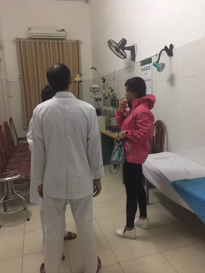 Chị Lan Anh được chị Thanh Thủy bảo lãnh đến Bệnh viện 108 chữa trị bệnh. Đồng thời các bác sĩ điều trị cũng hứa chịu toàn bộ chi phí chữa mắt cho chị Lan Anh.