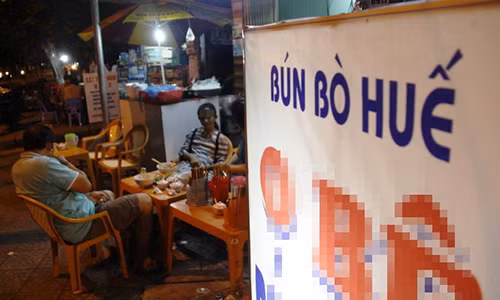 Bat "yeu rau xanh" dam o be gai ngu trong quan bun bo Hue