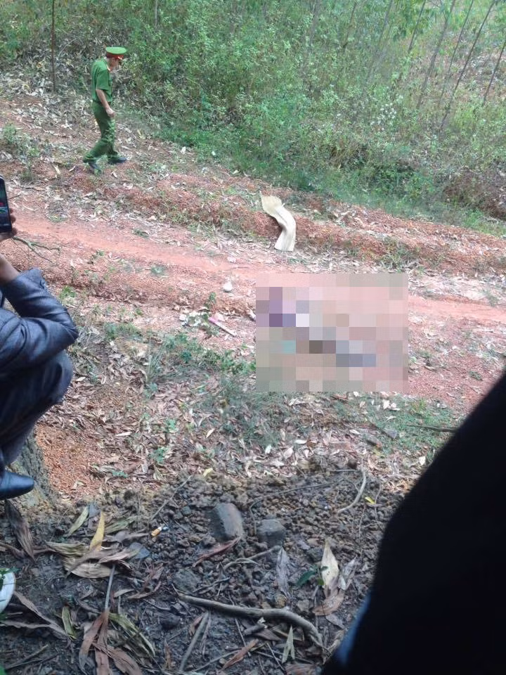 Nguoi phu nu nam chet tren duong mon voi nhieu thuong tich