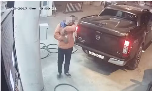 Ha Noi: Nhan vien cay xang mai nghe dien thoai, quen ca thu tien