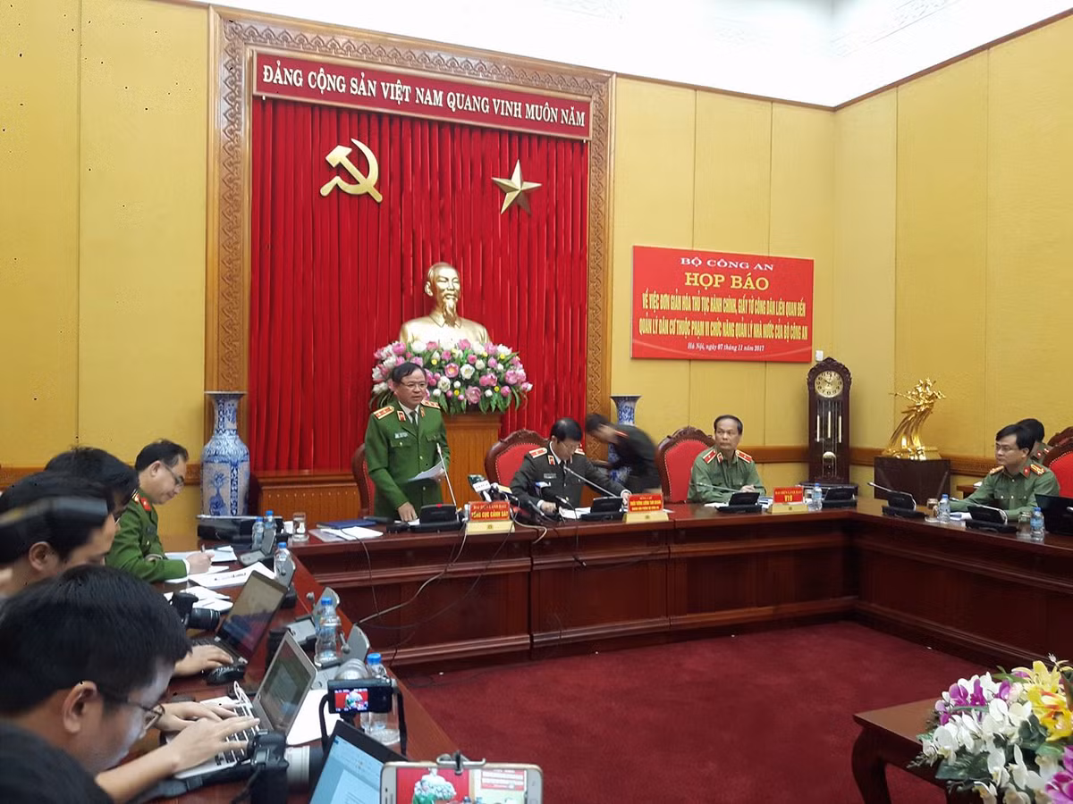 Bo Cong an: "So ho khau giay duoc thay bang so dien tu"