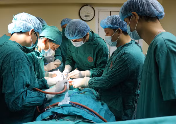 Phau thuat di dang tinh mach chan bat thuong cho nguoi benh