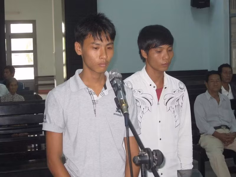 Hai thanh nien di tu vi 6 buong cau