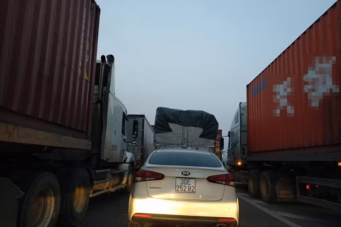 TNGT kinh hoang tren cau Thanh Tri, o to suyt lao xuong song-Hinh-8