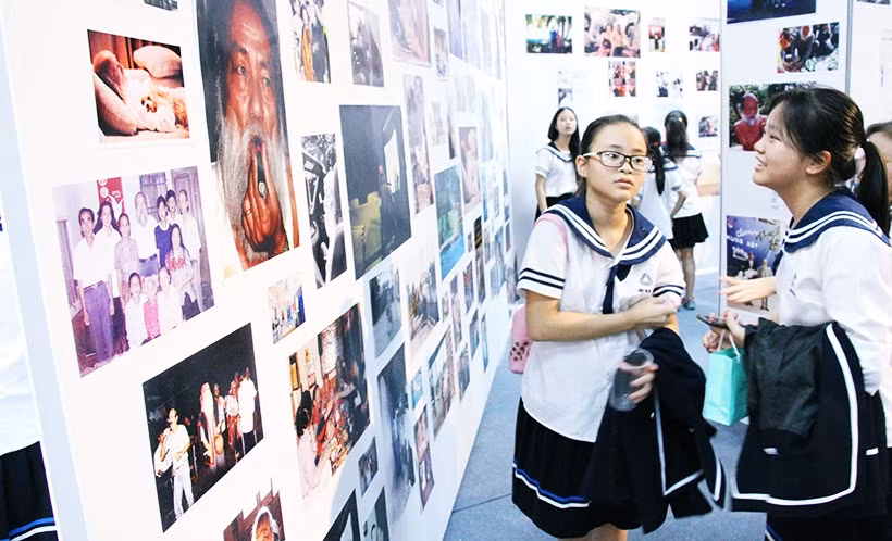 Các em học sinh đều xúc động vì được xem lại hình ảnh của người thầy, người ông Văn Như Cương.