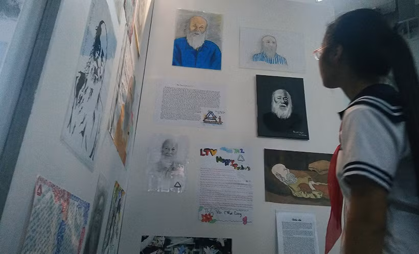 Các em học sinh đều cảm thấy bùi ngùi khi xem lại những hình ảnh của thầy Văn Như Cương.