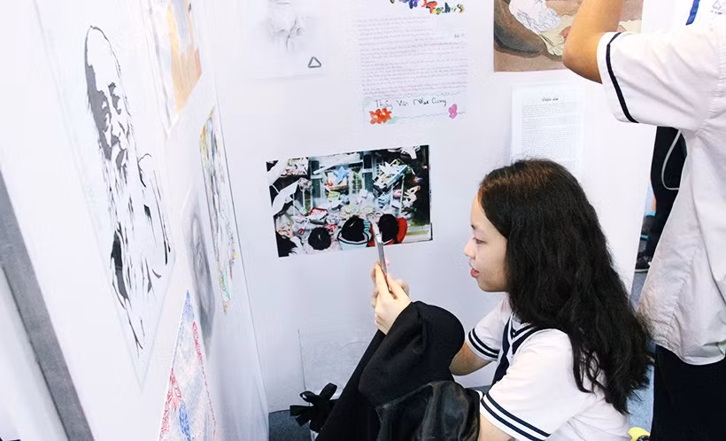 Lưu lại bức chân dung của thầy.