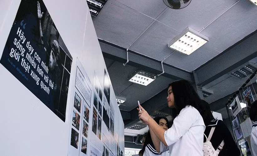 Thế hệ học sinh tranh thủ chụp lại những khoảnh khắc về thầy Văn Như Cương qua những bức ảnh để lưu làm kỷ niệm.