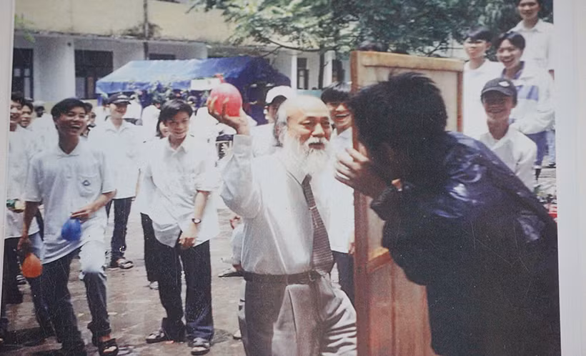 Thầy Văn Như Cương tham gia trò chơi sôi động của các học sinh.