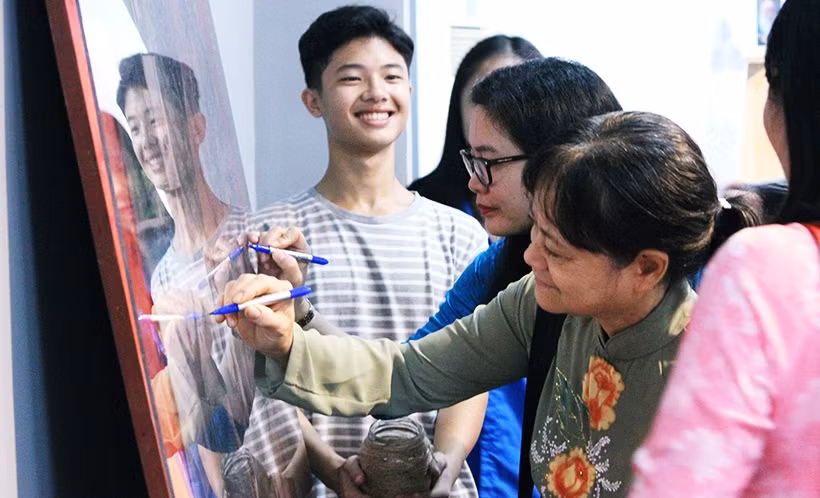 Các thầy cô nhà trường lưu bút bày tỏ lòng biết ơn tới thầy Văn Như Cương.