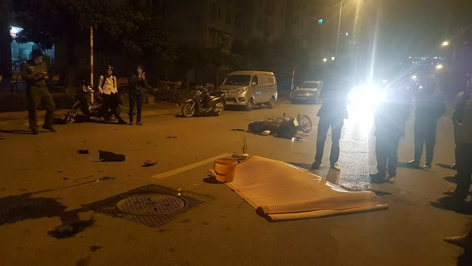 Xe may nat bet dau sau va cham voi taxi, mot nguoi chet-Hinh-3