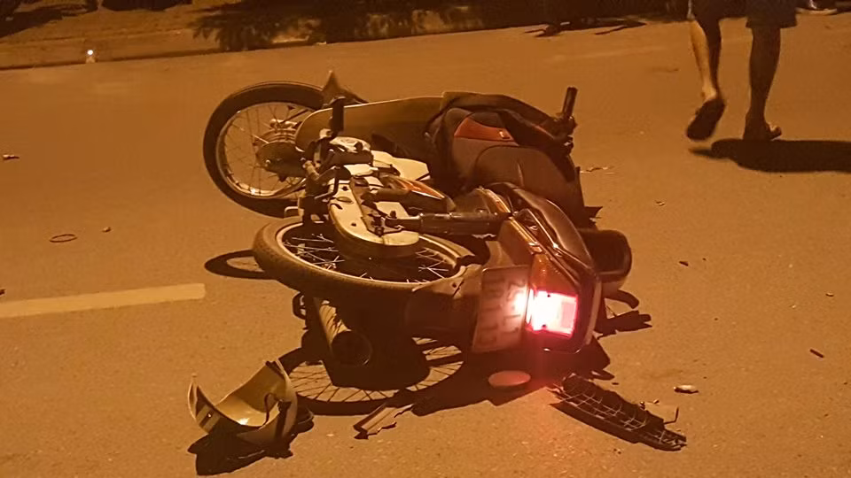 Xe may nat bet dau sau va cham voi taxi, mot nguoi chet-Hinh-2