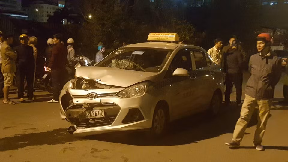 Xe may nat bet dau sau va cham voi taxi, mot nguoi chet