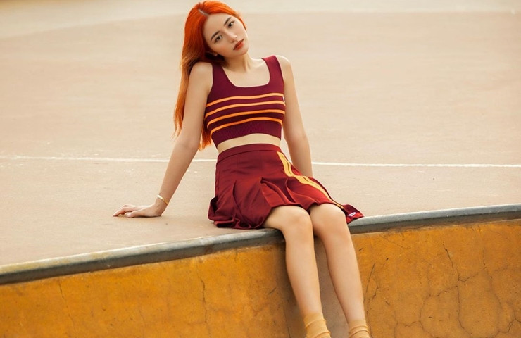 Những bộ đồ hàng hiệu đắt đỏ, những chiếc túi xách phiên bản giới hạn của Moschino, Gucci, Marcjacobs, Burberry... được Calista mua và diện thường xuyên.