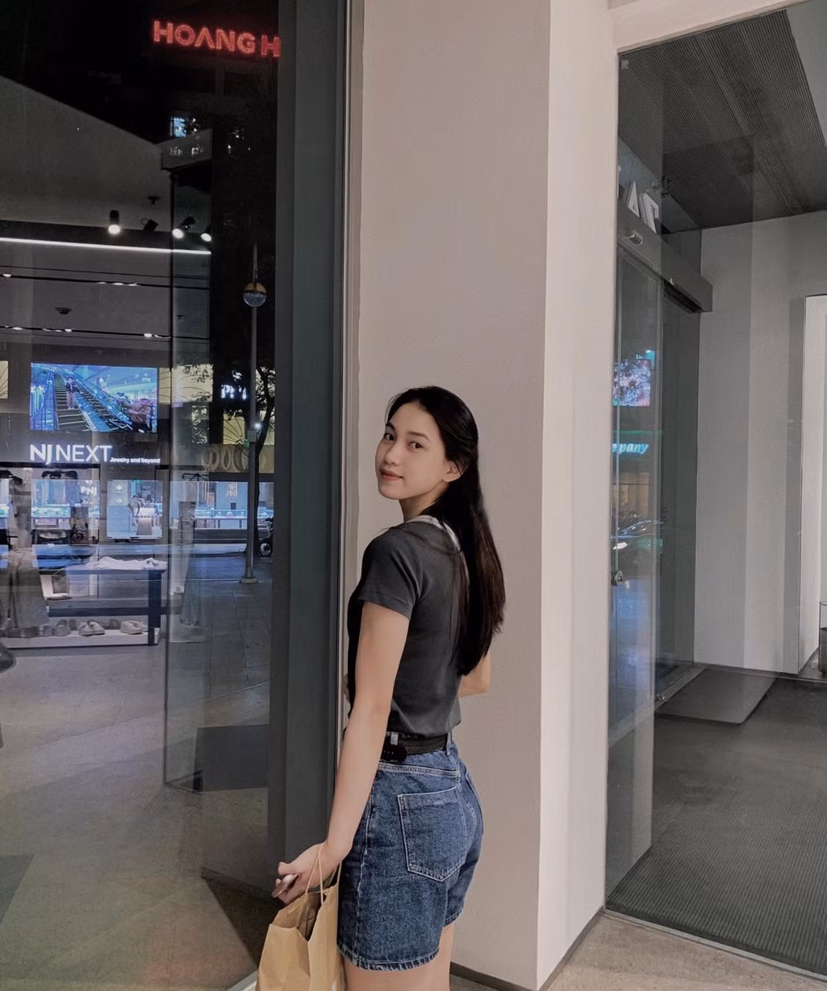 Không chỉ gây ấn tượng với người hâm mộ bằng tài năng, hot girl bóng chuyền Nguyễn Thị Phương gieo thương nhớ mỗi lần ra sân nhờ vẻ đẹp nữ tính với làn da trắng.