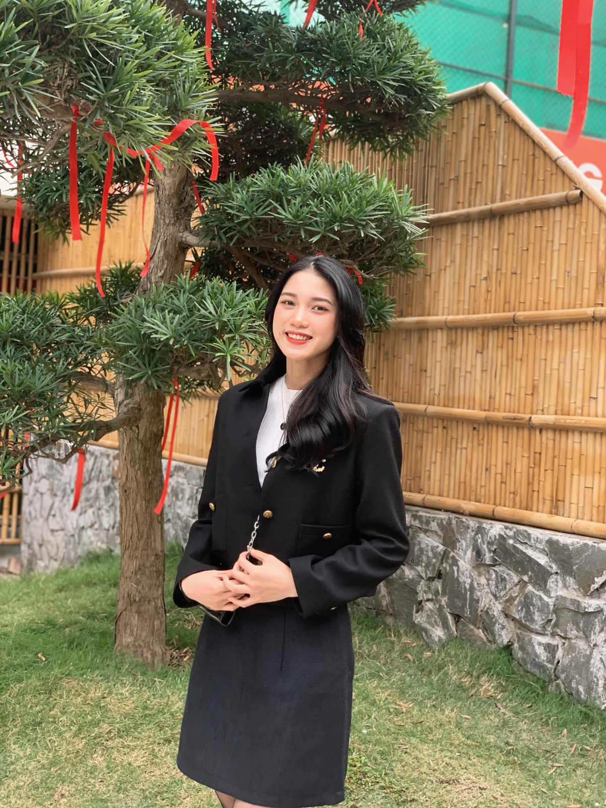 Dù luôn chọn những trang phục có phần thoải mái, cá tính nhưng nét nàng thơ của Phương vẫn luôn hiện hữu.