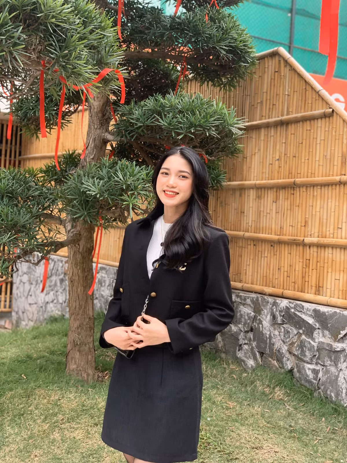 Dù luôn chọn những trang phục có phần thoải mái, cá tính nhưng nét nàng thơ của Phương vẫn luôn hiện hữu.