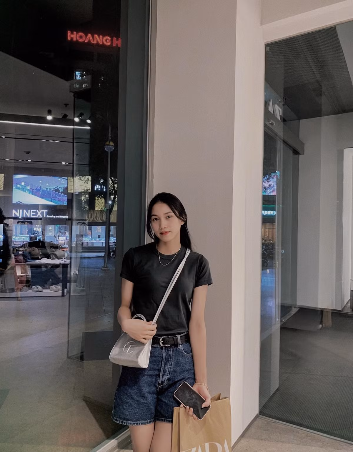 "Ngọc nữ" bóng chuyền 9x sở hữu chiều cao 1,76 m và thân hình săn chắc chuẩn vận động viên, đây cũng là điểm thu hút của Phương.