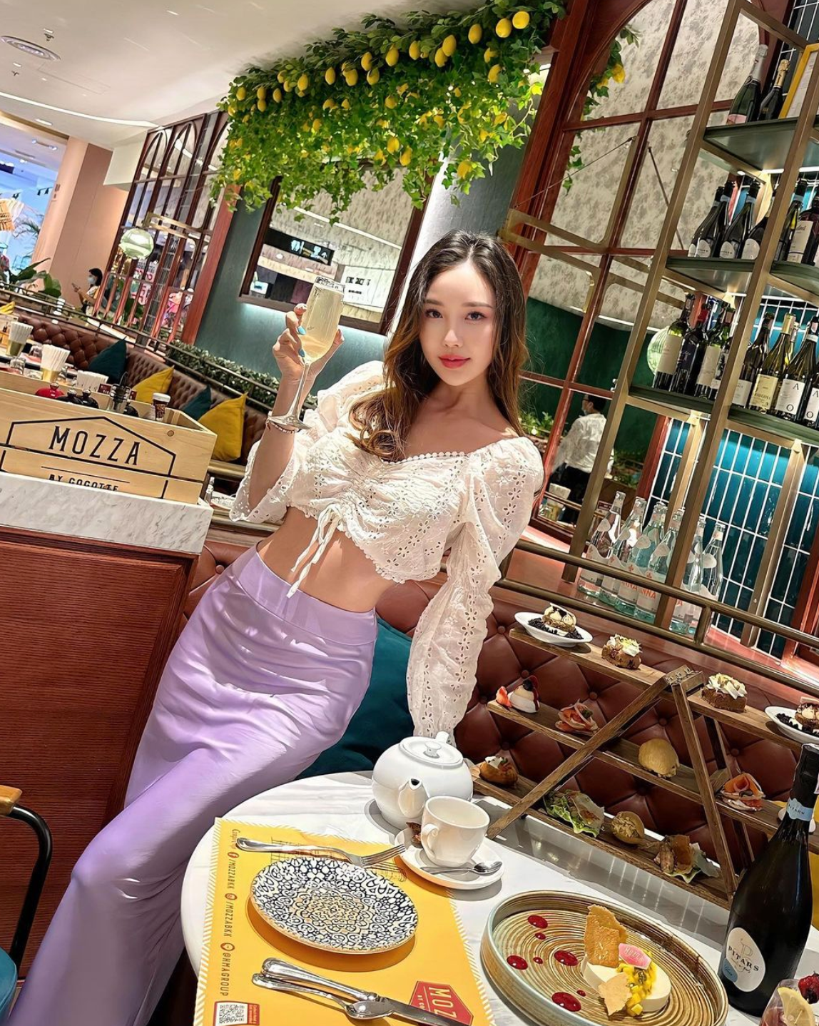 Gái xinh sinh năm 1990 này từng là du học sinh Thái Lan tại Nhật Bản khi theo học và tốt nghiệp tại Đại học Waseda.