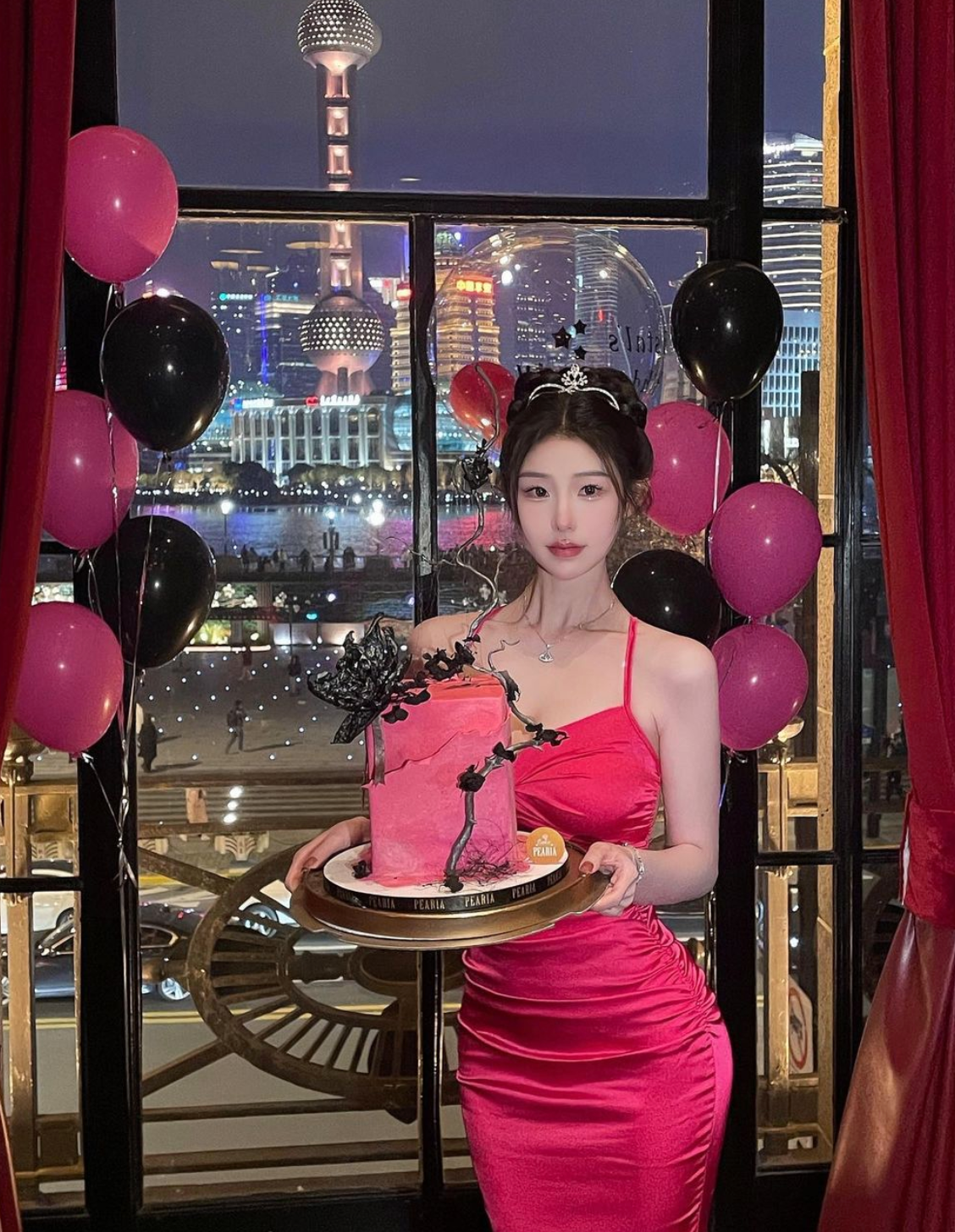 Được biết, cô gái Trung Quốc này từng theo học ngành Truyền thông tại Đại học Phúc Đán, sau đó cô đến Mỹ du học tại Đại học Nam California.