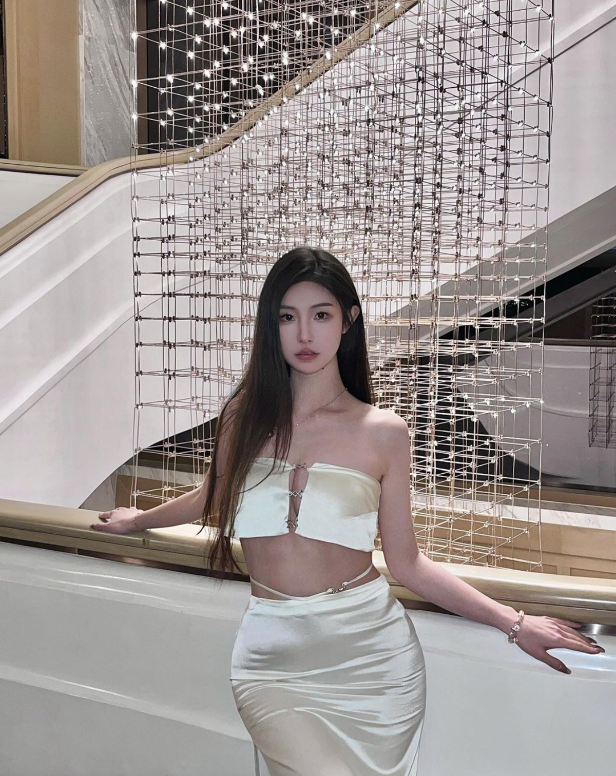 Liu Yushi gây bão mạng xã hội vì mặc gì cũng đẹp lại thường xuyên check-in ở những nơi sang trọng.