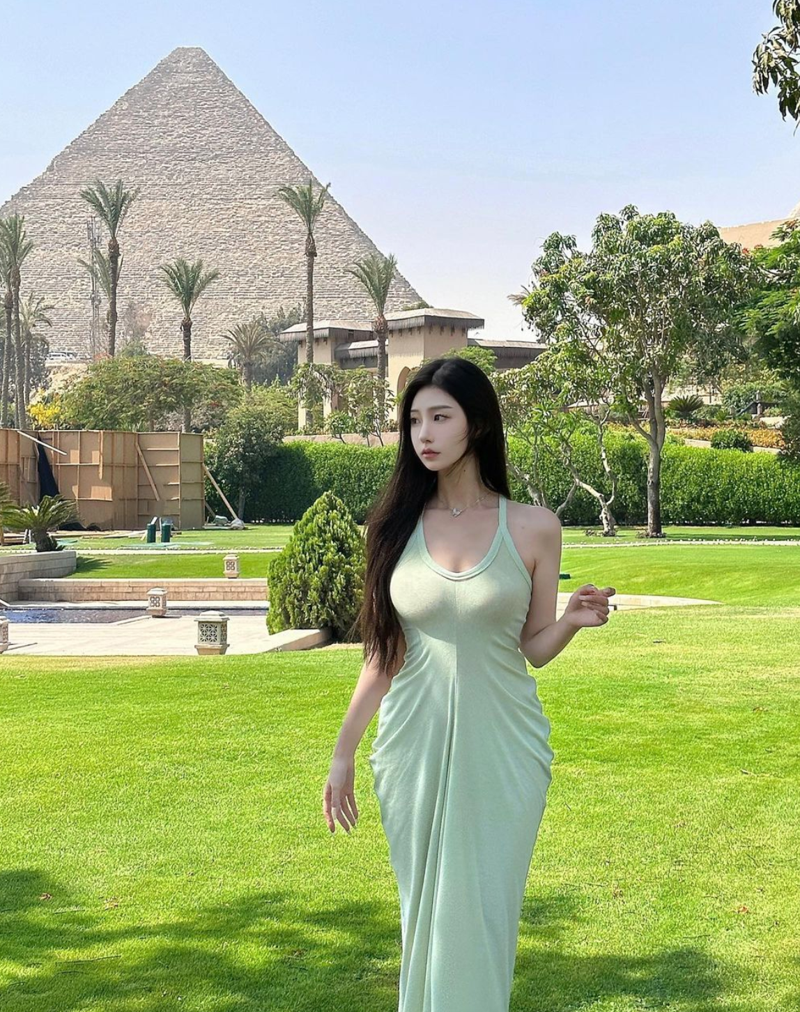 So với May Sitapha, phong cách thời trang của Liu Yushi năng động và táo bạo hơn.