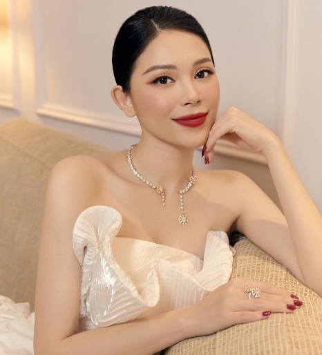 Chưa kể, người đẹp còn mang dép bệt thay vì giày cao gót. Chi tiết này lại càng làm cho tin đồn mang thai của phu nhân nhà hào môn trở nên có cơ sở hơn bao giờ hết.