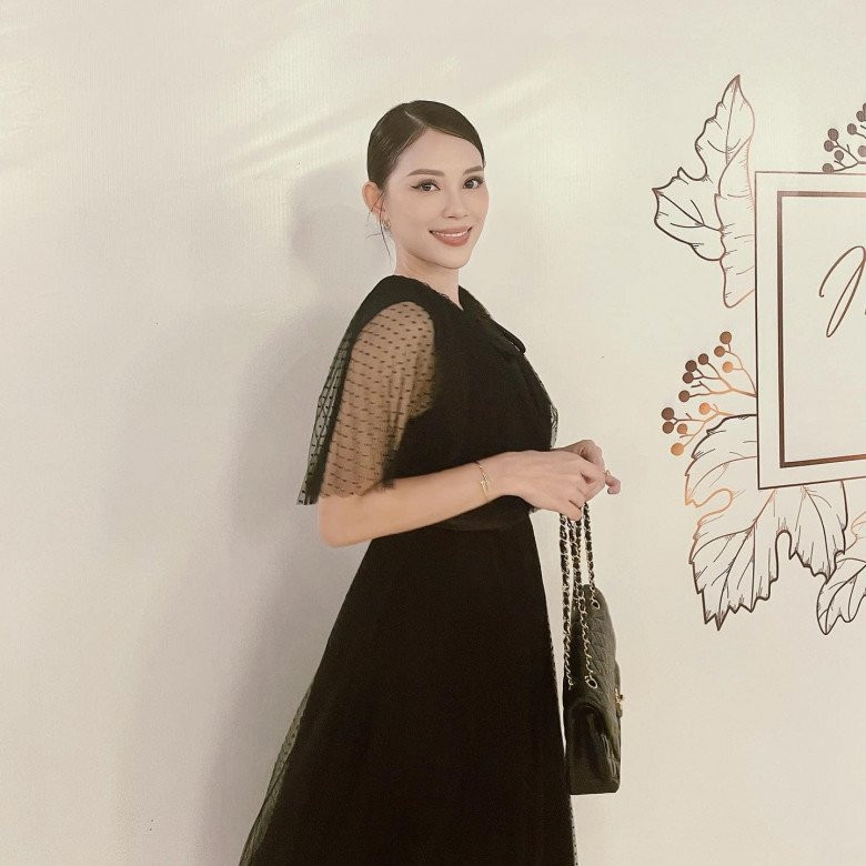 Cô vẫn thỉnh thoảng cập nhật những khoảnh khắc nghỉ ngơi, thư giãn, được ông xã chăm sóc từ những việc nhỏ nhất.