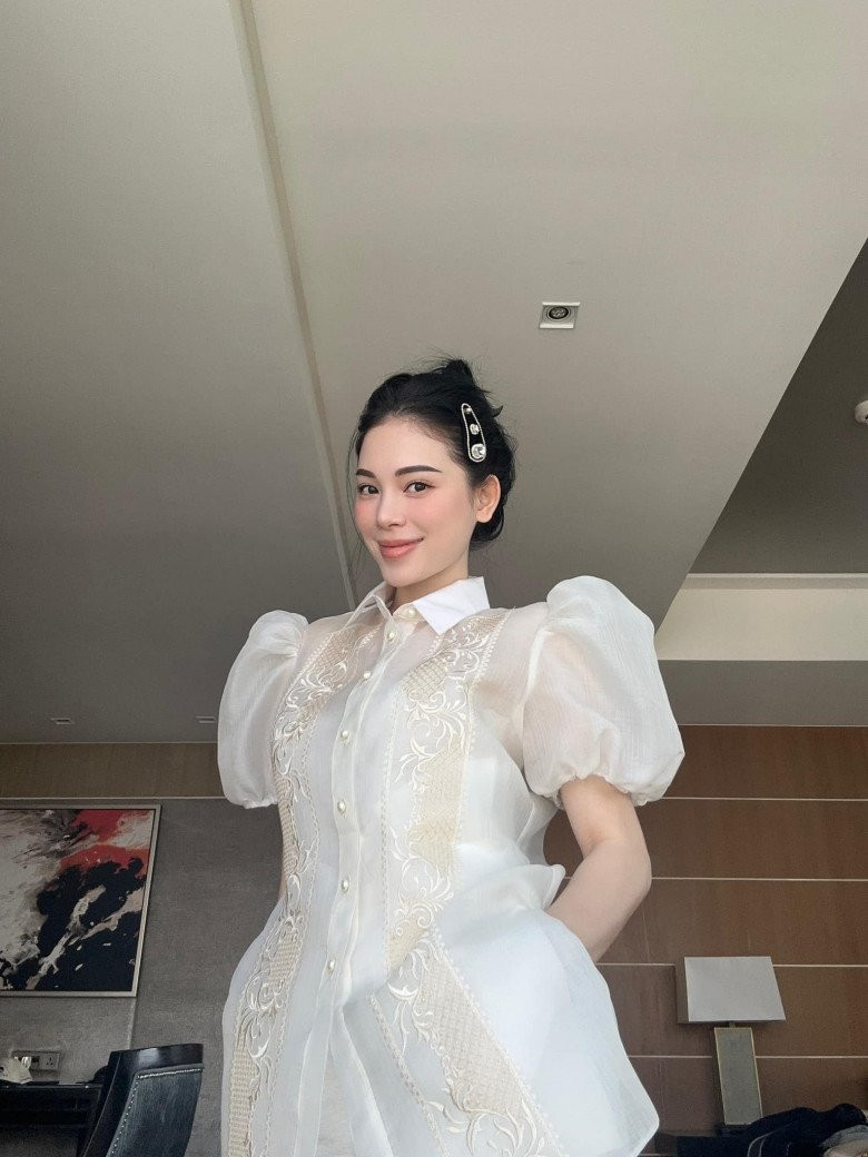 Trước đó, cô nàng từng nhiều lần để lộ bụng lùm lùm, hay xuất hiện trong những thiết kế giúp che triệt để vòng 2.