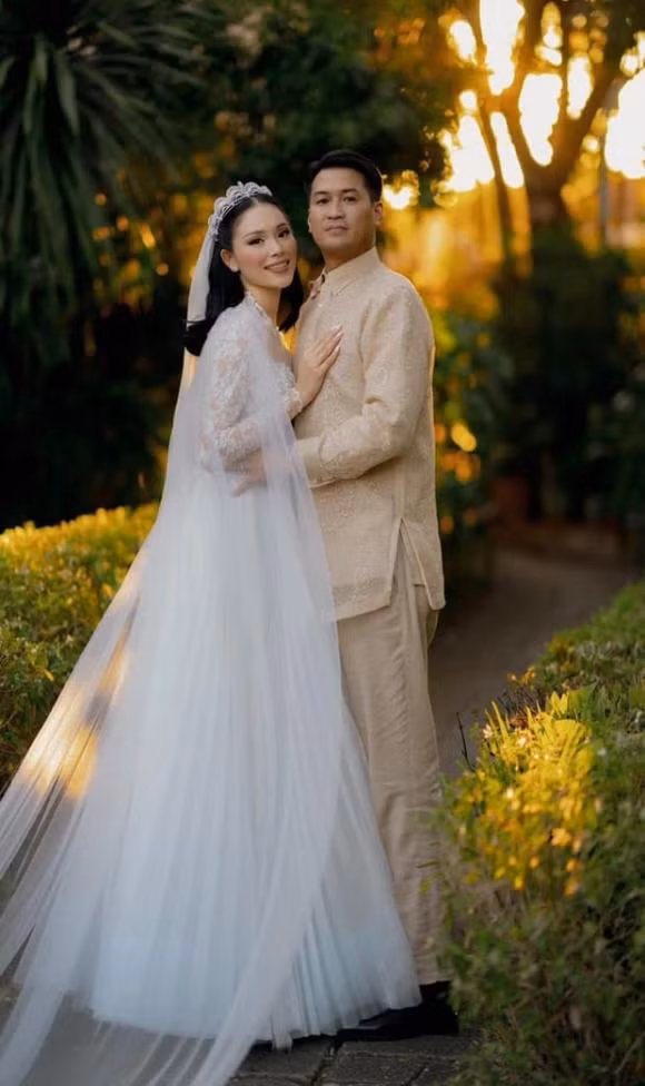 Từ những khoảnh khắc đó cư dân mạng mới dấy lên nghi vấn cô nàng đang mang thai. Ảnh: FBNV, IGNV