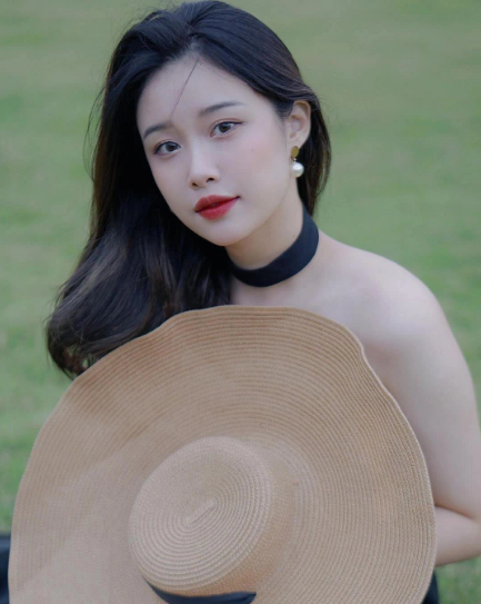 Nhiều người nhận xét, Trang Nhung ngày càng xinh đẹp và tươi tắn từ khi chia tay chàng cầu thủ.