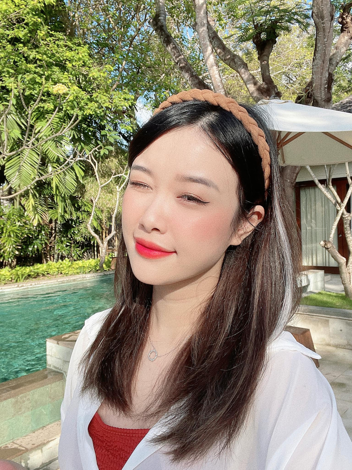 Không ít lần fan thấy Nhung Bum diện những thiết kế từ thương hiệu thời trang của Văn Toàn như một cách ủng hộ người bạn cũ. Ảnh: FBNV