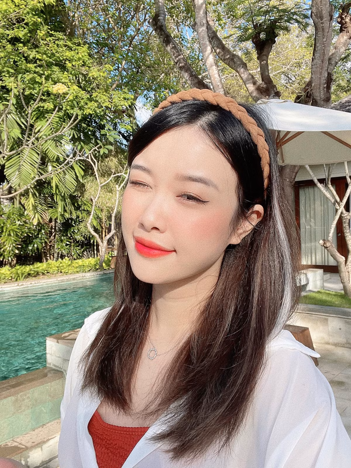 Không ít lần fan thấy Nhung Bum diện những thiết kế từ thương hiệu thời trang của Văn Toàn như một cách ủng hộ người bạn cũ. Ảnh: FBNV