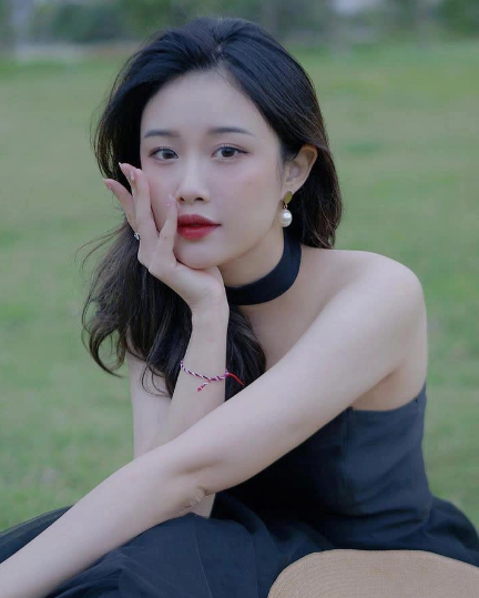 Trong những bức hình mới đăng tải, cô nàng xinh tươi mơn mởn, thần thái chuẩn mẫu ảnh.