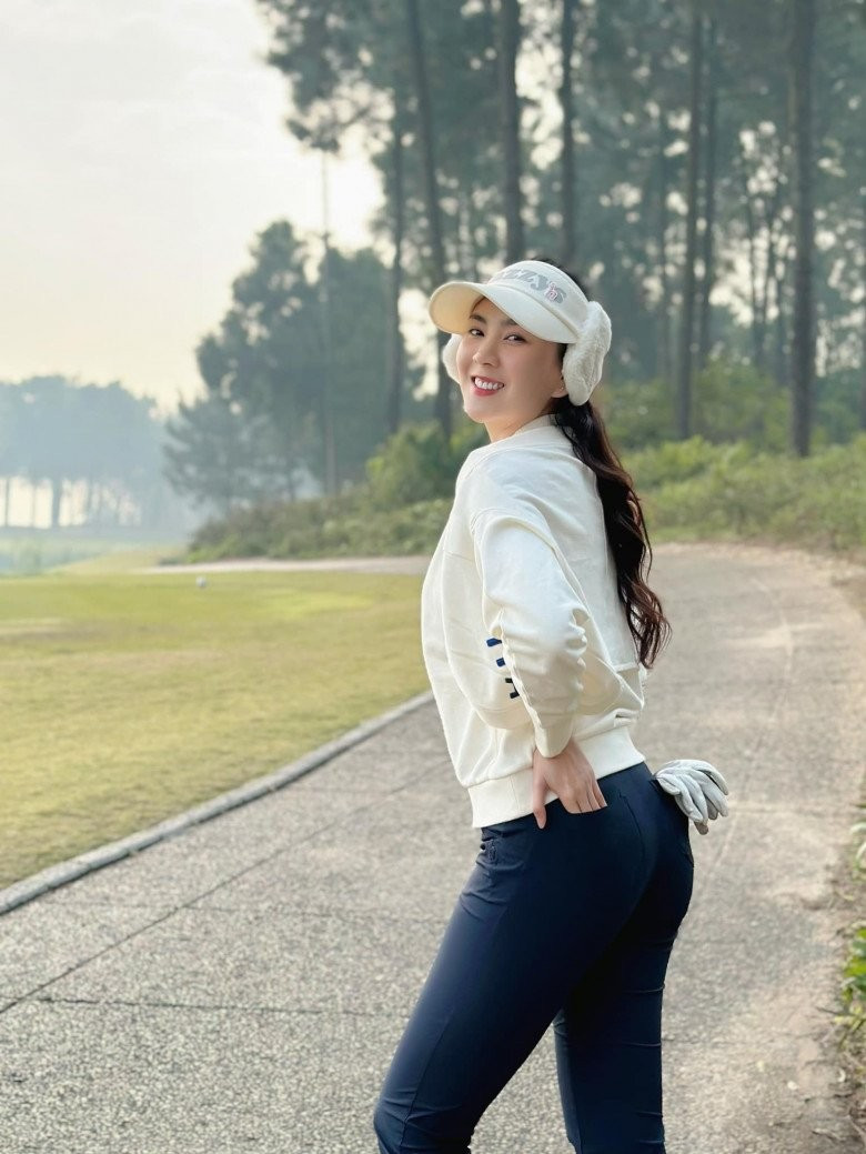 Chân dài cao 1m72 đã tút tát cho mình một vẻ đẹp độc đáo: bên ngoài nữ tính, dịu dàng nhưng bên trong lại vững chãi như cây cổ thụ với múi cơ rắn chắc.