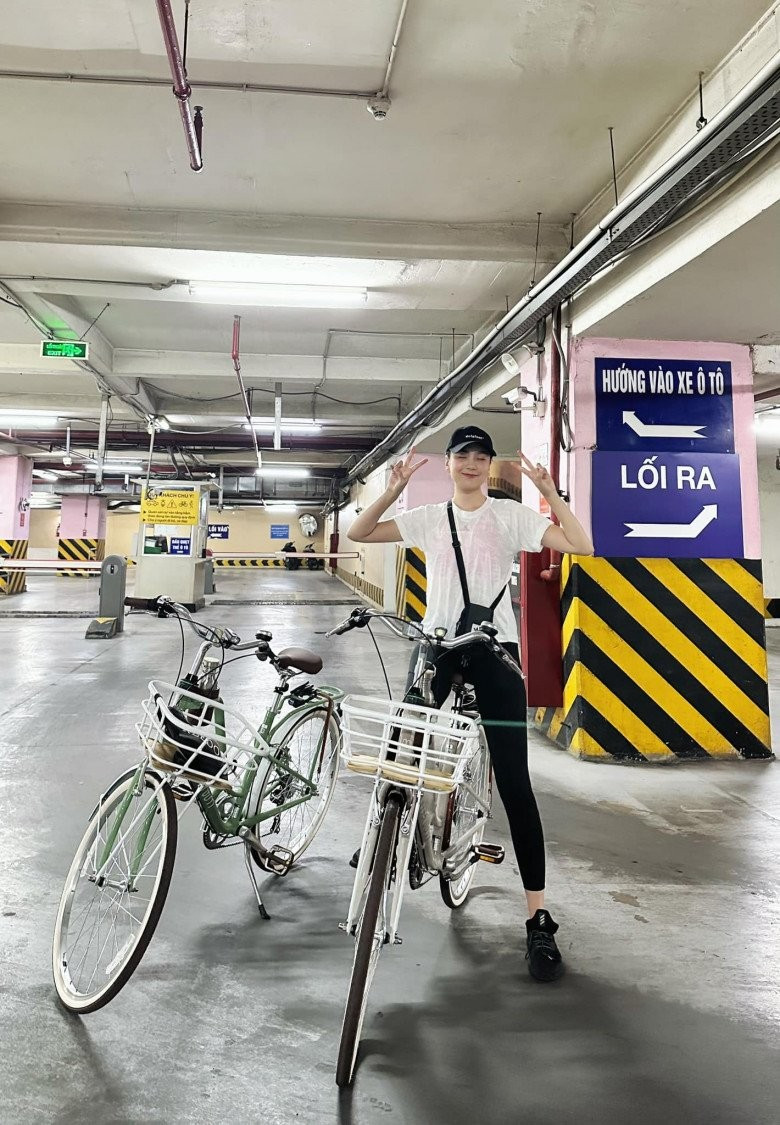 Từ ngày Covid cho đến nay, Mai Ngọc đầu tư cho mình phòng tập tại nhà. Cô cũng đặt mua tạ và các dụng cụ cơ bản để phục vụ việc tập luyện của bản thân.