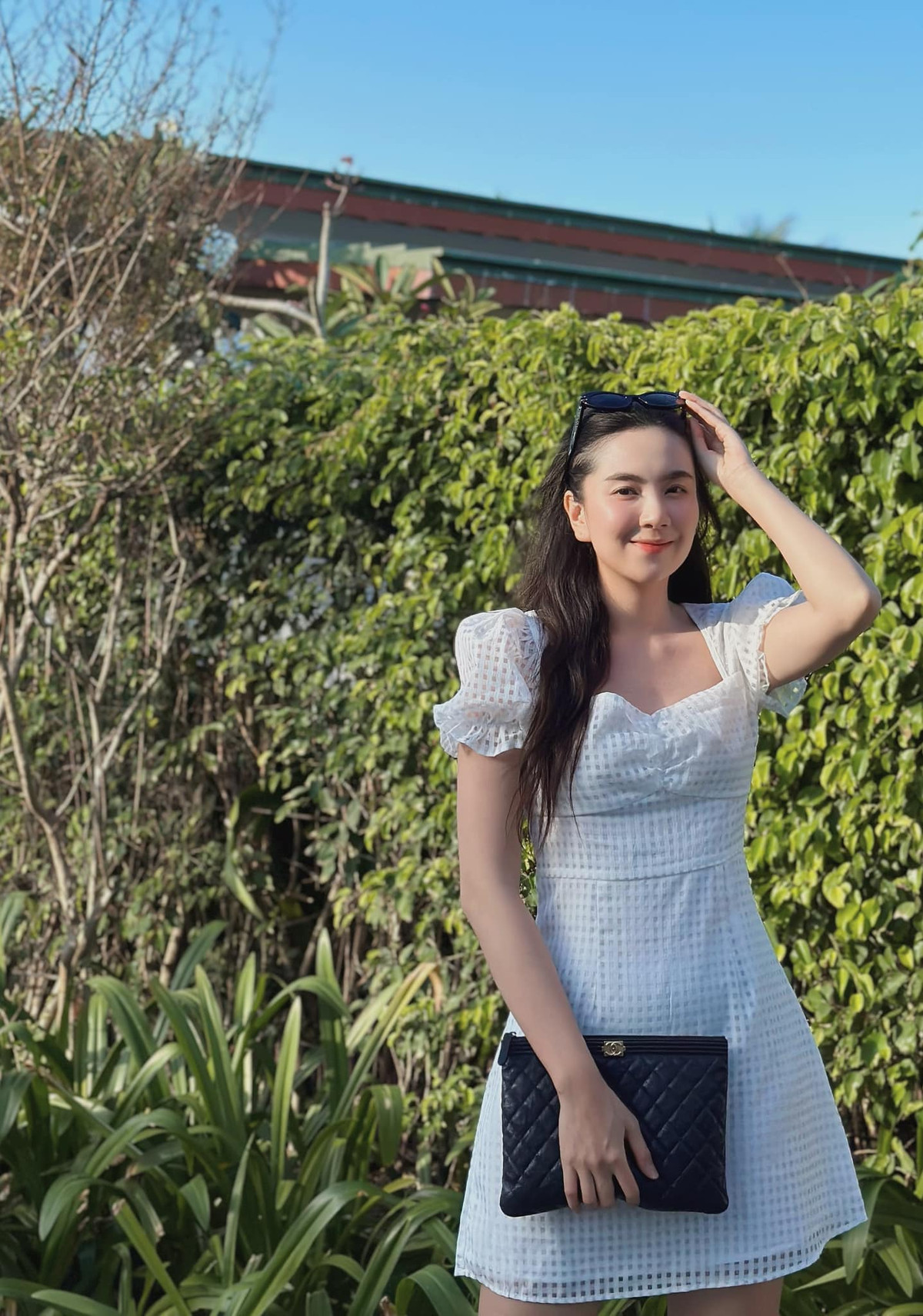 Cô MC của chuyên mục Việt Nam hôm nay gây ấn tượng với giọng nói đi vào lòng người, lối dẫn chuyên nghiệp, phong cách ăn mặc đẹp đỉnh và hơn thế là nhan sắc ngọt như kẹo.