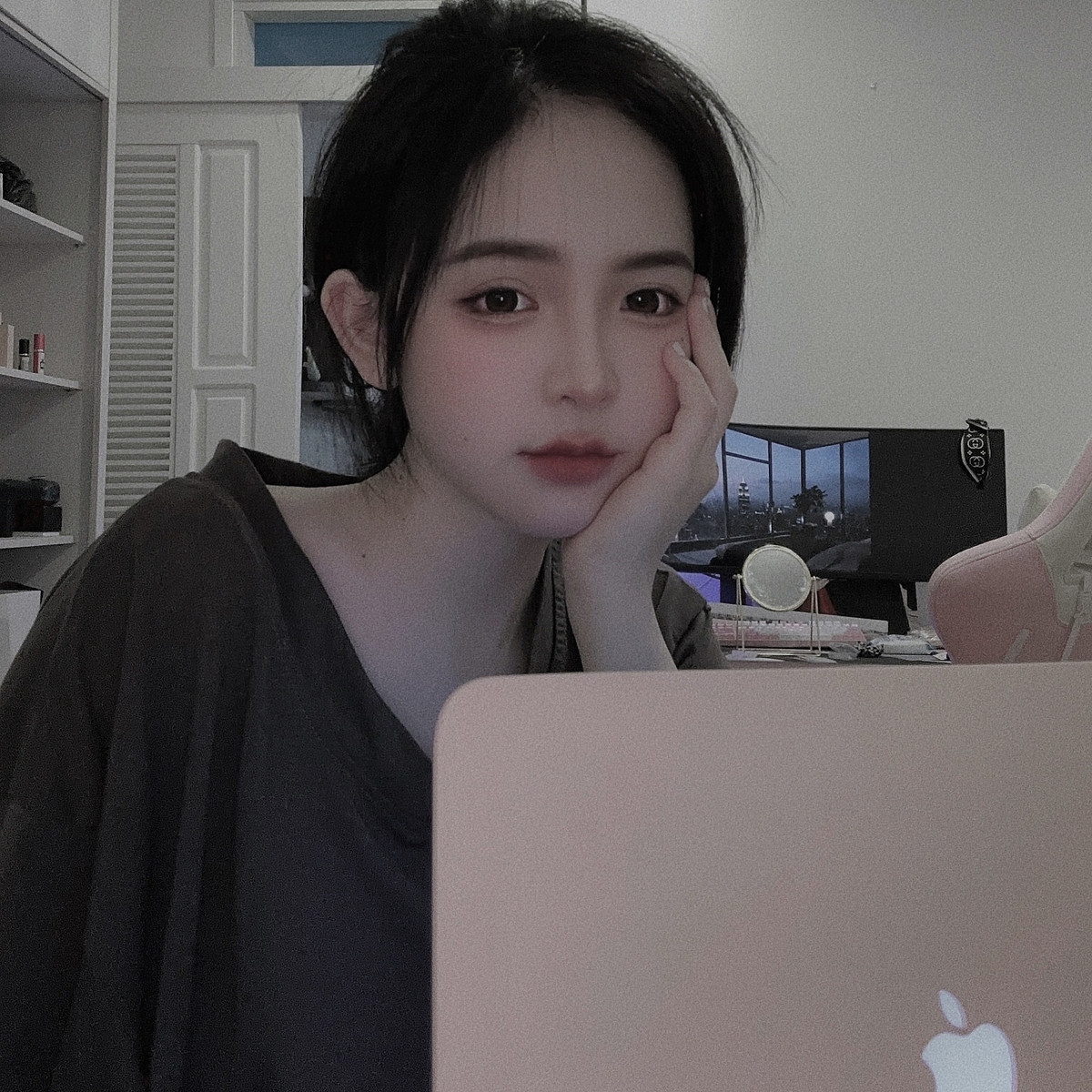 Gây bất ngờ hơn là phong cách thời trang của cô gái Sơn La. Huyền Châu theo đuổi phong cách gợi cảm, táo bạo.