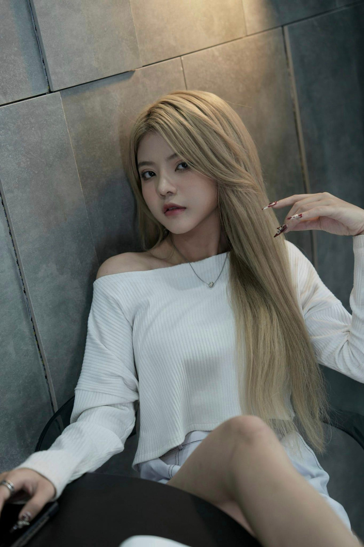 Dù không sở hữu chiều cao nổi bật nhưng đổi lại cô nàng có thần thái và vóc dáng nên được mời làm mẫu nhiều thương hiệu.