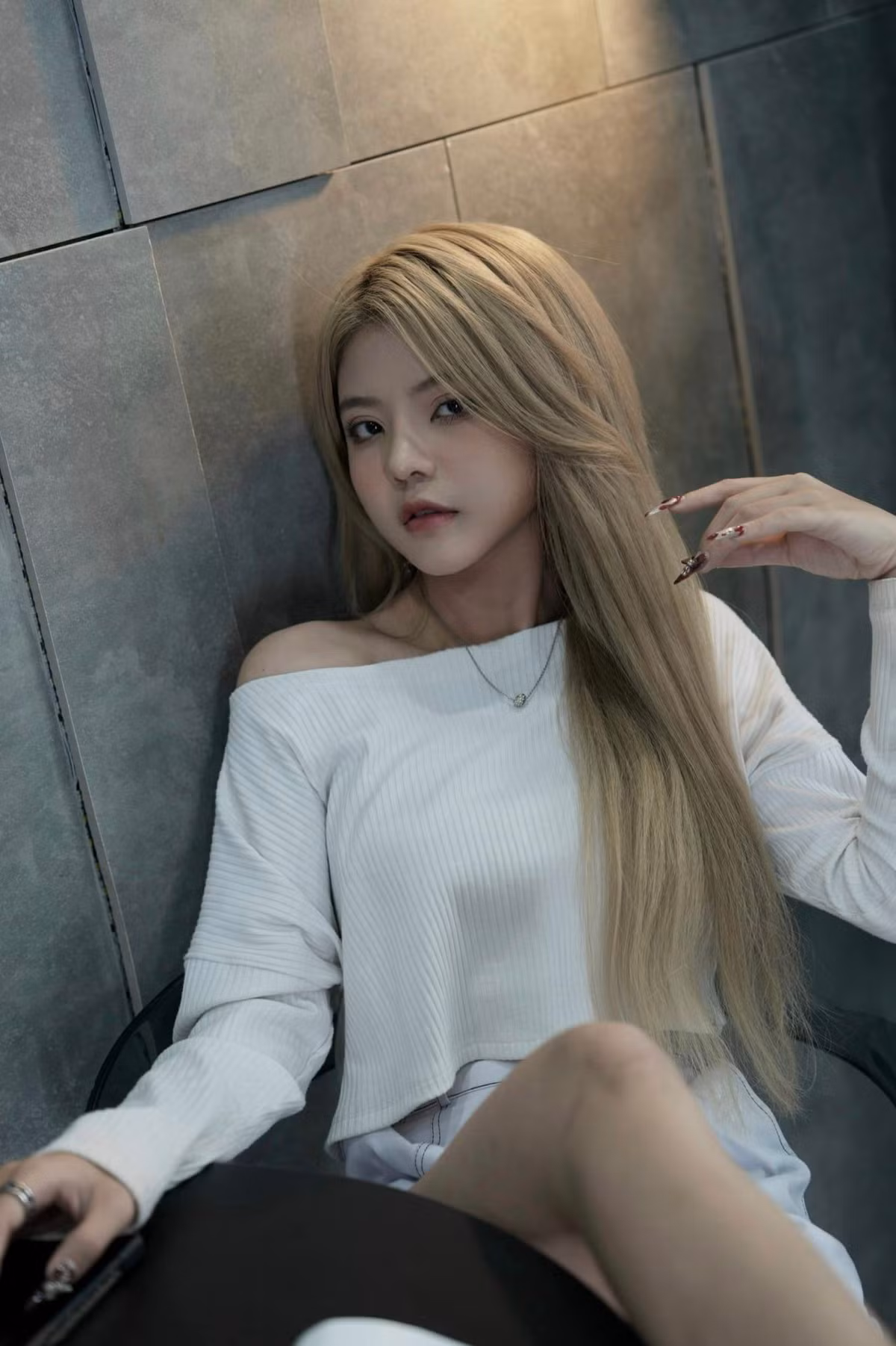 Dù không sở hữu chiều cao nổi bật nhưng đổi lại cô nàng có thần thái và vóc dáng nên được mời làm mẫu nhiều thương hiệu.