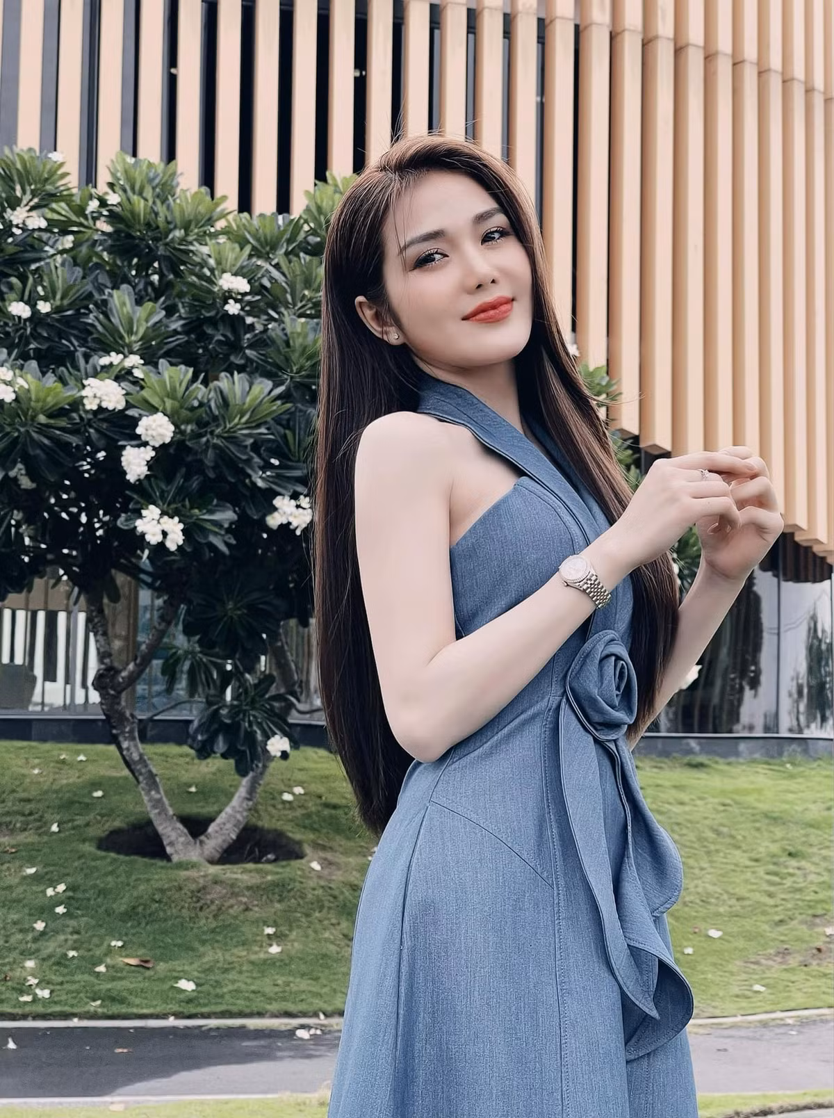 DJ Ny Saki tên thật là Huỳnh Kiều Ni, cô sinh ngày 14 tháng 12 năm 1995.