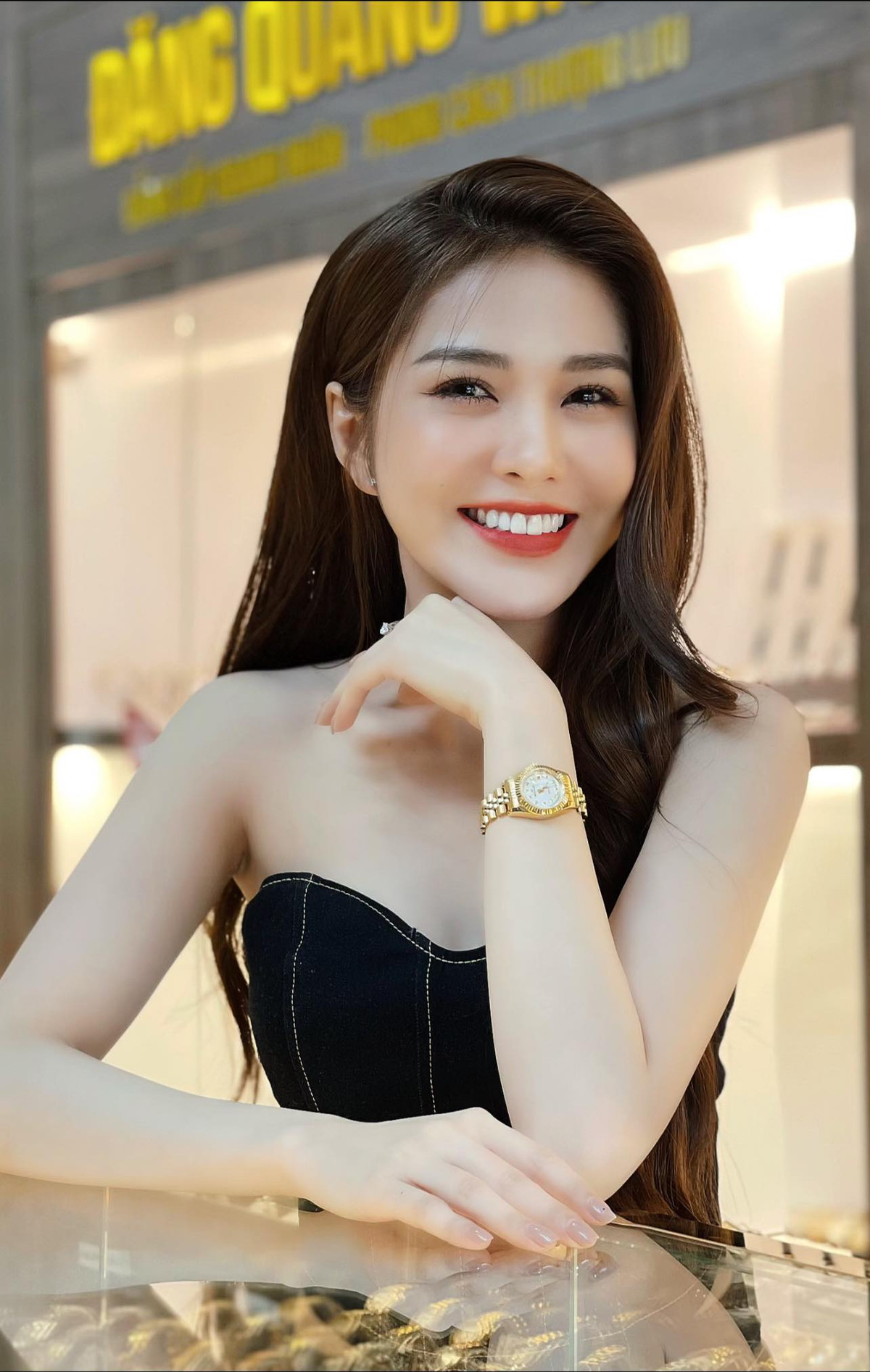 Ny Saki từng theo ngành Y nhưng niềm đam mê âm nhạc quá lớn khiến cô quyết định theo đuổi đam mê.