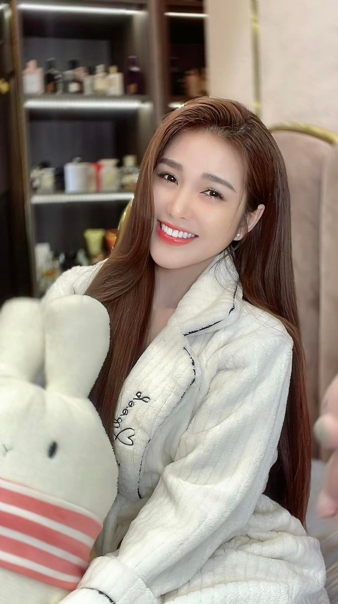 Sinh ra và lớn lên tại Vĩnh Long, nữ DJ xinh đẹp đã quyết định phát triển sự nghiệp DJ tại TP HCM.