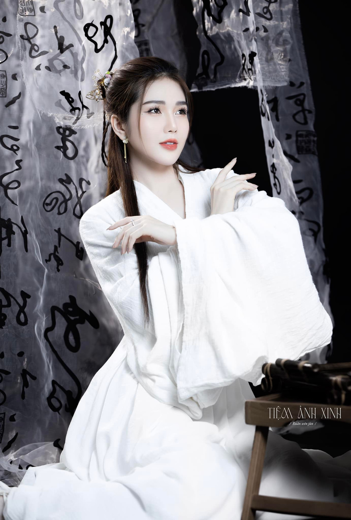 Hình ảnh trên trang cá nhân của cô mang hơi hướng ngọc nữ, mong manh.