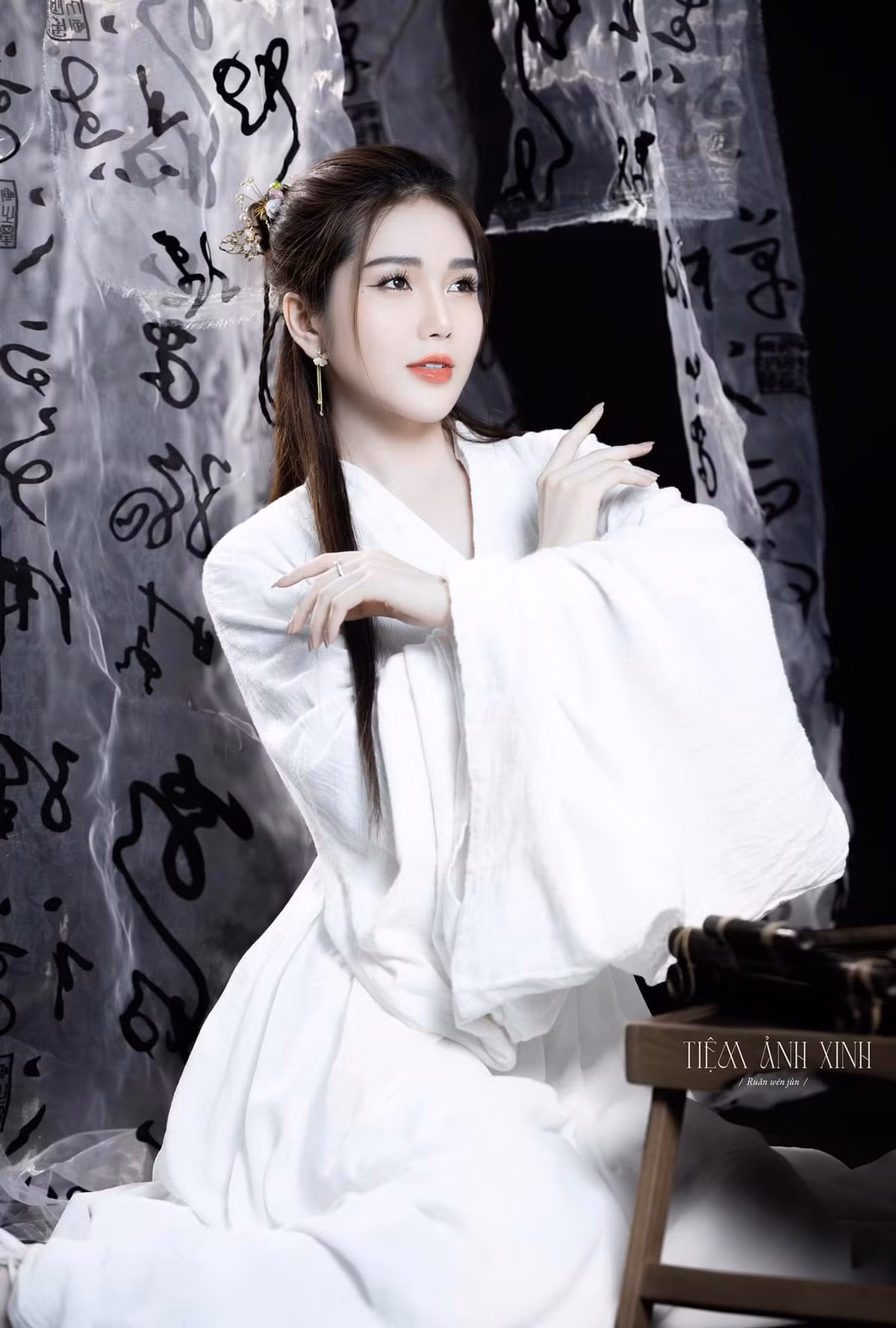 Hình ảnh trên trang cá nhân của cô mang hơi hướng ngọc nữ, mong manh.