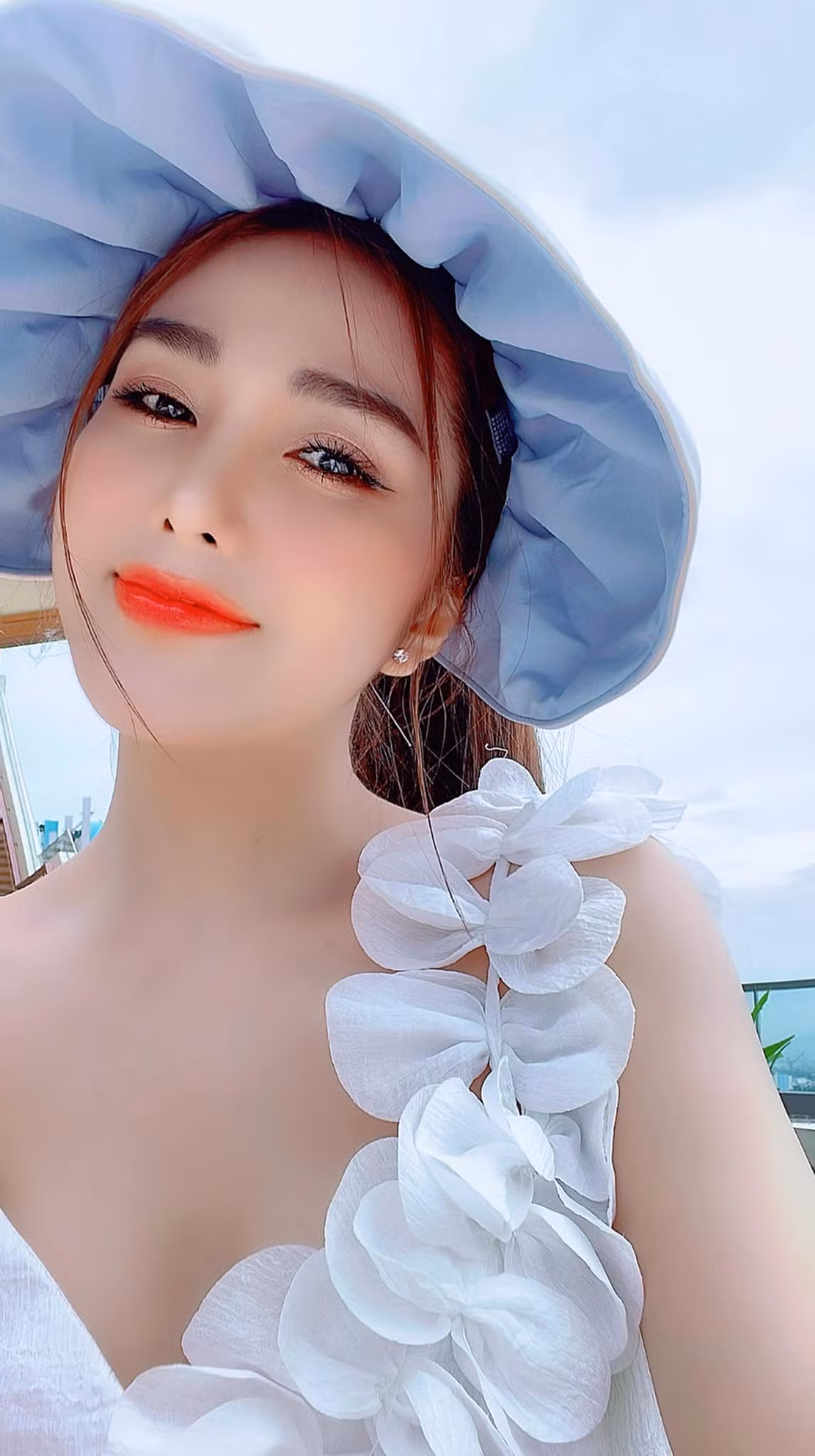 Mặc dù hiện tại khá kín tiếng nhưng sức hút của cô nàng vẫn lớn, thể hiện ở việc trang cá nhân của cô sở hữu gần 900 ngàn theo dõi.