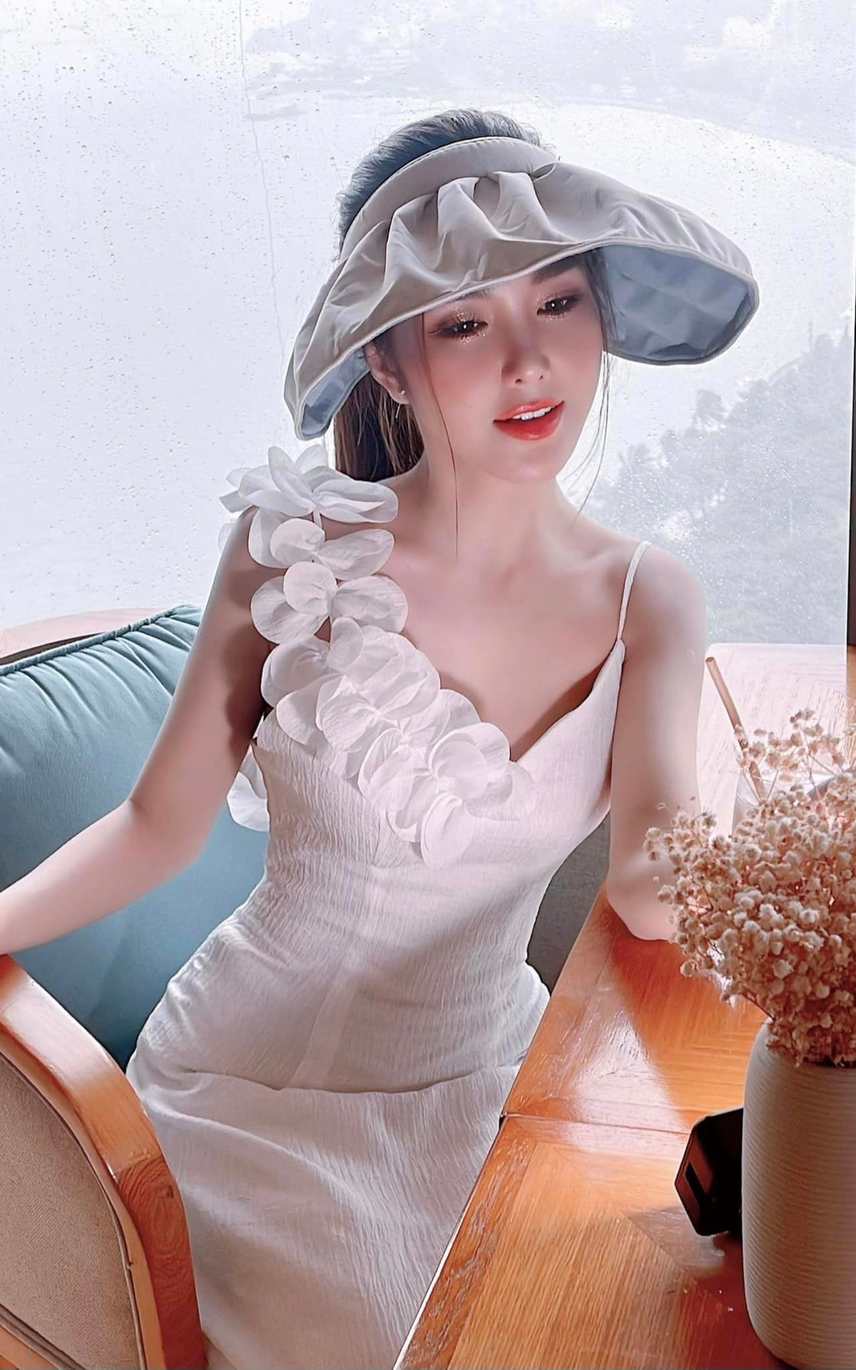 Ny Saki từng được so sánh khi sở hữu thân hình "Ngọc Trinh" với nước da trắng bóc cùng thân hình chuẩn từng centimet khiến người đối diện mê mẩn không rời.