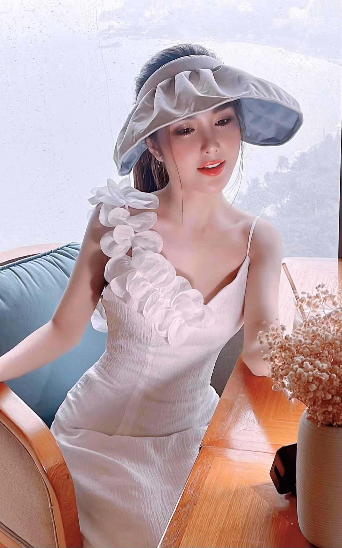 Ny Saki từng được so sánh khi sở hữu thân hình "Ngọc Trinh" với nước da trắng bóc cùng thân hình chuẩn từng centimet khiến người đối diện mê mẩn không rời.