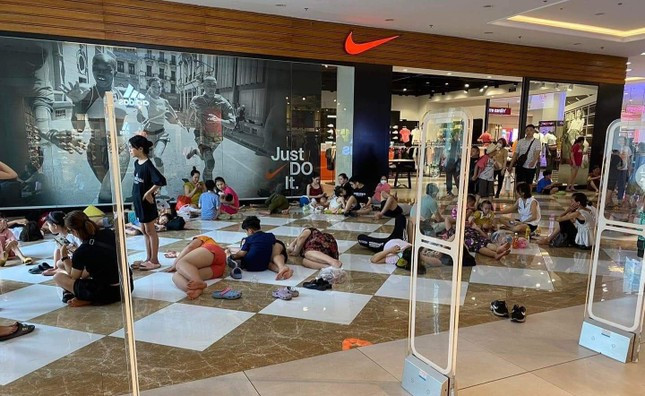 Không riêng ở Hà Nội, tại nhiều địa phương khác nhiều gia đình do bị mất điện nên lựa chọn cách trốn nóng bằng cách vào các trung tâm thương mại, người dân nằm la liệt dưới sàn để tránh nóng. Ảnh: Tiền phong